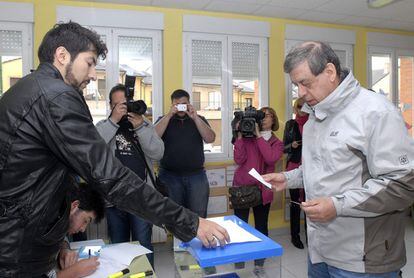 El cabeza de lista de UPyD al Parlamento europeo, Francisco Sosa Wagner, vota en la localidad leonesa de Carbajal de la Legua.