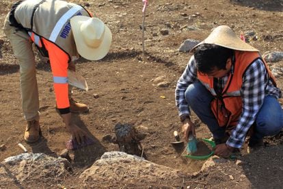 Dos investigadores del INAH registran una de las zonas arqueológicas ubicadas en la zona del trazo del tramo 5 del Tren Maya.