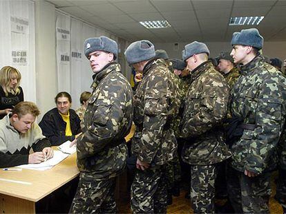 Un grupo de soldados ucranios hace cola para votar ayer en Kiev.