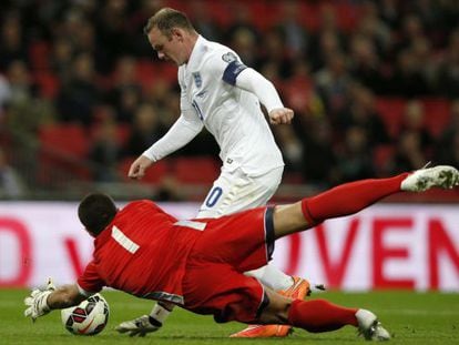 Rooney trata de superar sin éxito a Simoncini.