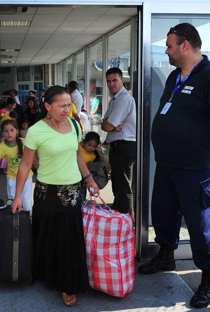 Un grupo de gitanos rumanos provenientes de Francia llegan al aeropuerto de Baneasa, en Bucarest el 19 de agosto de 2010.