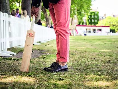 Bat Cricket de Dockers y zapatos sin calcetines.