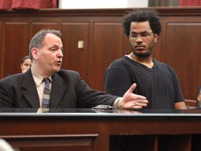Jos&eacute; Pimentel (derecha), junto a su abogado, durante su comparecencia ante un tribunal de Manhattan, el domingo.