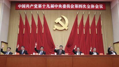 El presidente de China, Xi Jingping, en el centro, durante un comité Central del PCCh, en 2019.