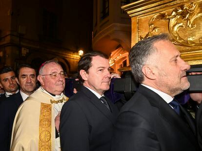 El presidente de Castilla y León, Alfonso Fernández Mañueco (en el centro), portando el paso en la procesión de La Dolorosa, el pasado viernes 22 de marzo.