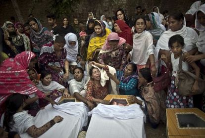 Un grupo de mujeres llora a sus familiares muertos en el atentado.