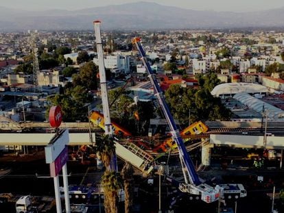 Vagones colapsados tras el desplome en la Línea 12 del metro de Ciudad de México captados el 4 de mayo de 2021, un día después del accidente.