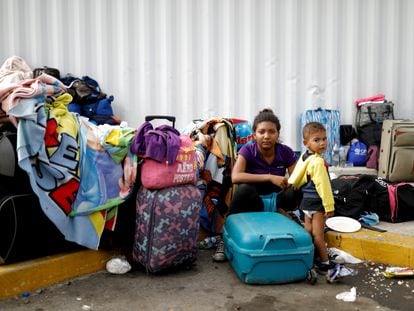 La migrante venezolana Juviamdy García, de 19 años, posa para una foto con su hijo Luian, de dos años, después de haber procesado sus documentos en el centro de servicio fronterizo ecuatoriano-peruano y antes de continuar su viaje, en las afueras de Tumbes, Perú, en enero de 2019.