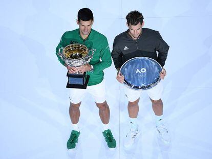 Djokovic y Thiem posan con sus respectivos trofeos tras la final.