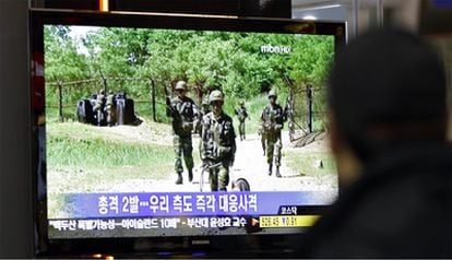 Un hombre observa la televisión con imágenes del incidente con soldados surcoreanos.