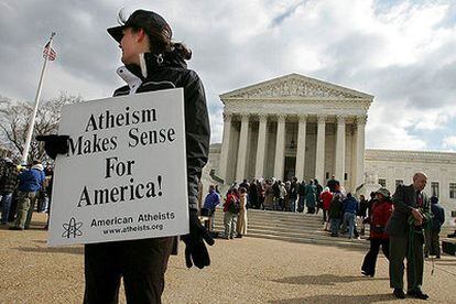Una manifestante ante el Tribunal Supremo, en Washington. En el  cartel  se lee: "El ateísmo tiene sentido para América".