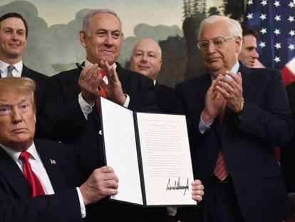 En video, Donald Trump muestra su firma tras el encuentro con Netanyahu.