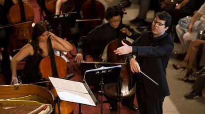 Fernando Velázquez dirigiendo una orquesta en Úbeda.