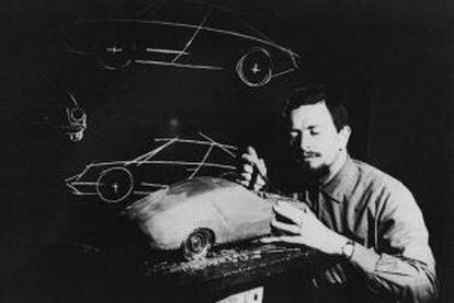 Ferdinand Alexander Porsche trabajando en un modelo del Porsche 911.