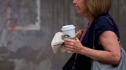 Una clienta con un café de la cadena Starbucks