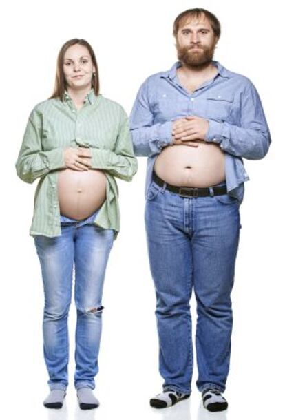 Mujer y hombre mostrando sus respectivos 'embarazos'.