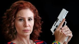 La diputada bolsonarista  Carla Zambelli posa con una de sus armas hace unos días.