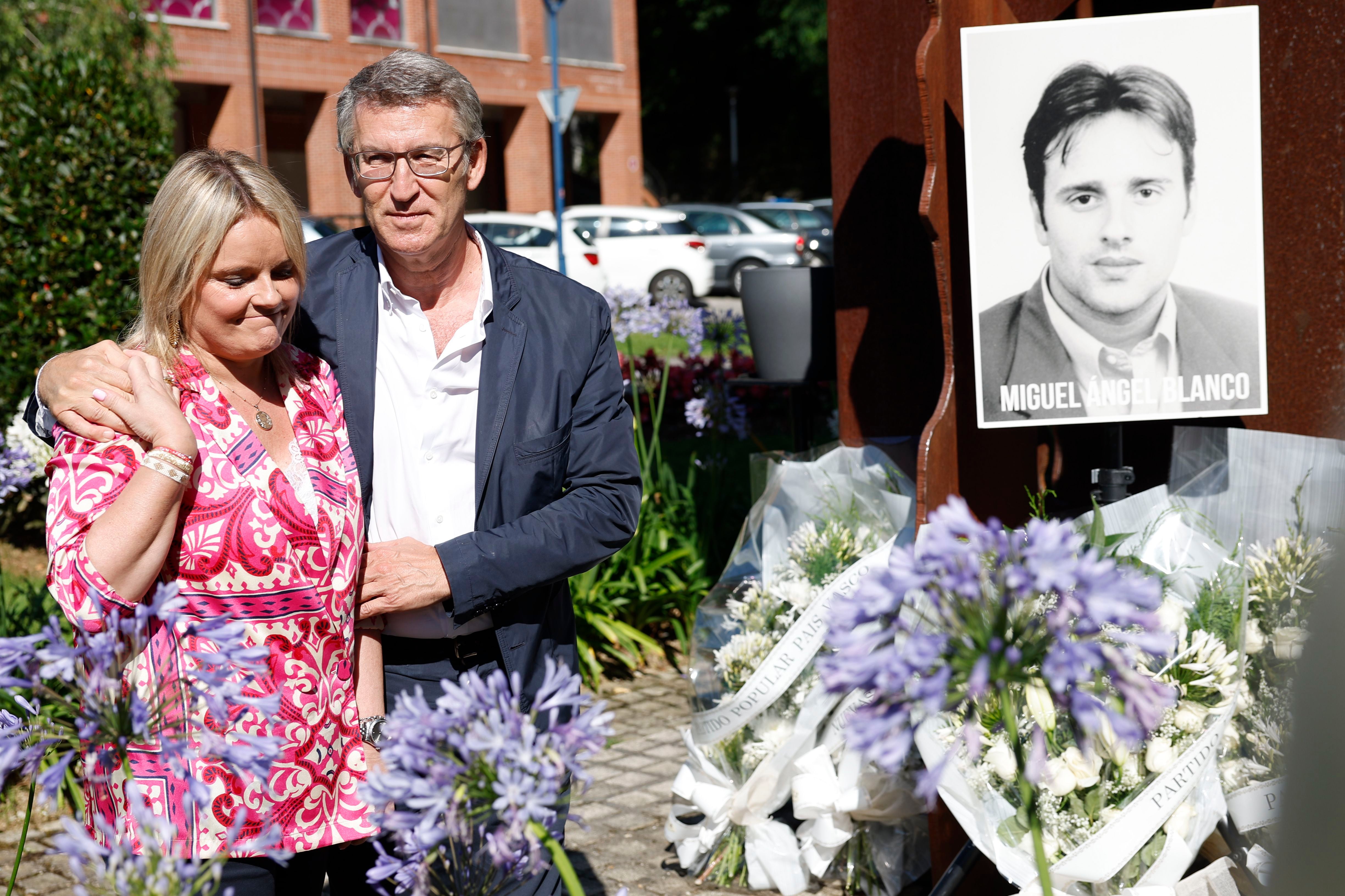 ERMUA (BIZKAIA), 10/07/2024.-El presidente del PP, Alberto Núñez Feijóo (d), ha participado este miércoles en Ermua, en el homenaje de su partido al concejal de la localidad vizcaína secuestrado y asesinado por ETA en 1997, Miguel Ángel Blanco, en un acto en el que ha estado presente su hermana, Mari Mar Blanco (i). EFE/ Miguel Toña
