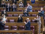 Diputados del Congreso aplauden a la exministra de Sanidad María Luisa Carcedo, impulsora de la nueva norma, tras la aprobación de la ley de la eutanasia.  