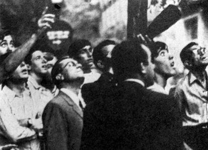 Una multitud observa en Madrid el cielo el 5 de septiembre de 1968, mientras un supuesto objeto desconocido surca el cielo.
