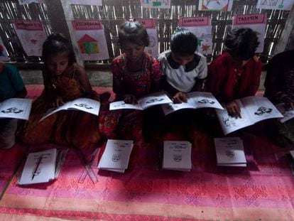 Niños rohingya estudian en una escuela del campo de refugiados de Leda, en Bangladesh, el pasado 8 de octubre.