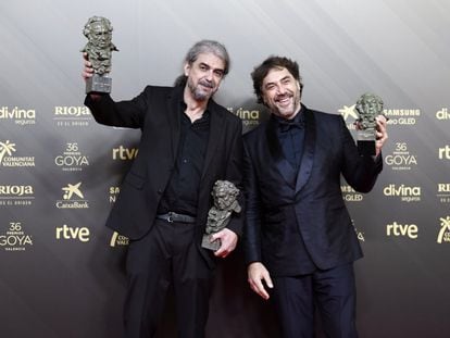 El director Fernando León de Aranoa (izquierda) y el actor Javier Bardem celebran sus premios Goya por 'El buen patrón'. 