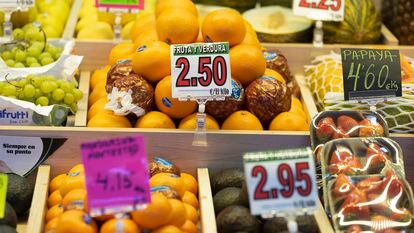 Diferentes frutas en una frutería  en un puesto de un mercado.