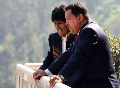 Evo Morales y Hugo Chávez, en Santiago de Chile, durante la cumbre de la UNASUR