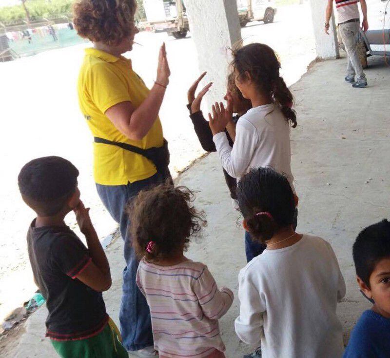 Una de las voluntarias, jugando con varios niños en un campamento de refugiados.