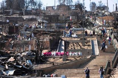 La escalera Huasco en Achupallas, Viña del Mar. Cinco vecinos del sector murieron cuando huían de las llamas el viernes 2 de febrero
