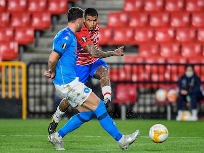 Kenedy dispara para hacer el segundo gol del Granada.