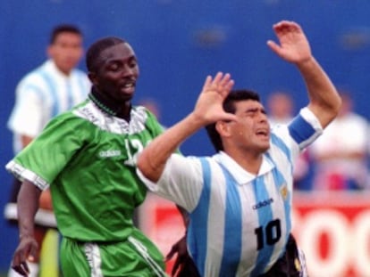 Maradona cae ante un rival en el Argentina-Nigeria de 1994.