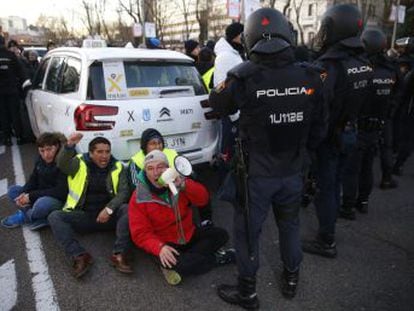 El PP propone una liberalización del sector y la creación de un fondo para recomprar las licencias de los taxistas a través de una ley estatal