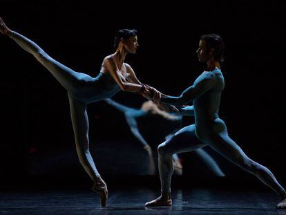 Dos de los bailarines durante uno de los extractos de la obra.