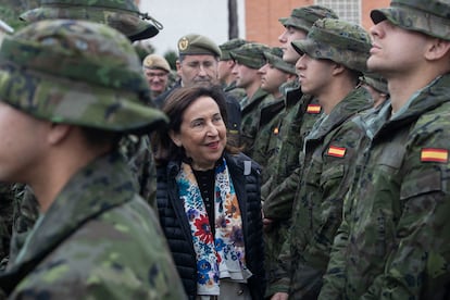 La ministra de Defensa, Margarita Robles, durante una visita al Centro de Formación de Tropa número 2 y al Regimiento de Artillería de Costa número 4, en el Acuartelamiento Camposoto (Cádiz), el 19 de enero.