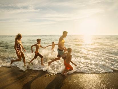 Una familia disfruta de la playa.
