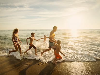 Una familia disfruta de la playa.