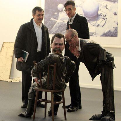 El director del Reina Sofía, Manuel Borja-Villel, (izquierda) ante una obra de Enrique Marty.