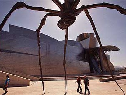 Una de las tres reproducciones de la escultura <b><i>Mamá,</b></i> de Louise Bourgeois (París, 1911), frente al Museo Guggenheim de Bilbao, que ha recibido desde su apertura, en el otoño de 1997, cerca de seis millones de visitantes.