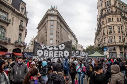 Personas se manifiestan sobre las vías de tránsito contra la inflación en Buenos Aires, en julio de 2022.