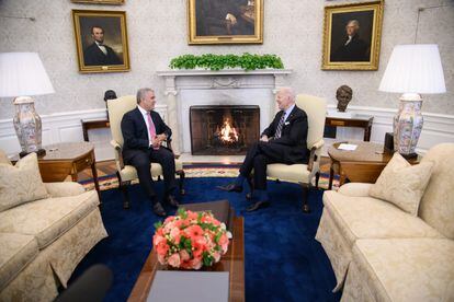 Joe Biden se reúne con el presidente de Colombia, Iván Duque, en la Sala del Gabinete de la Casa Blanca en Washington.
