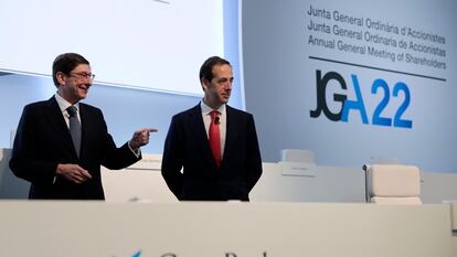 José Ignacio Goirigolzarri, presidente de CaixaBank (a la izquierda), junto a Gonzalo Gortázar, consejero delegado, el 8 de abril del año pasado al inicio de la junta general de accionistas.