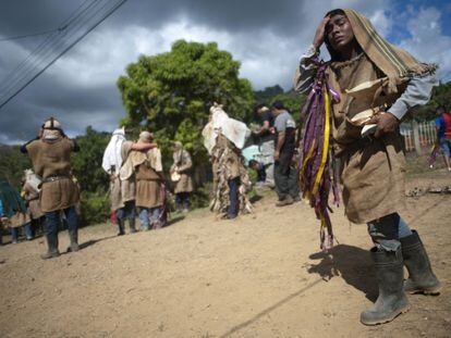 Ind&iacute;genas borucas, de la zona sur del pa&iacute;s, en una danza tradicional