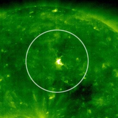 Primera mancha del nuevo ciclo solar observada por <i>Soho</i>.