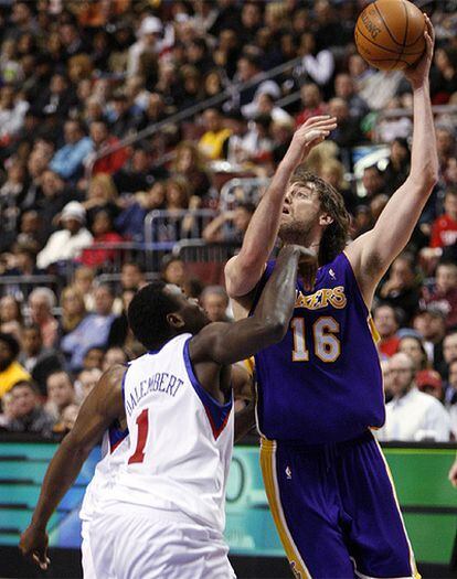 Pau Gasol se prepara para lanzar a canasta en el partido contra los Sixers