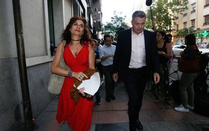 María Jesús Montero y Wilfredo Jurado, miembros críticos de la Comisión de Garantías, este viernes en Ferraz.