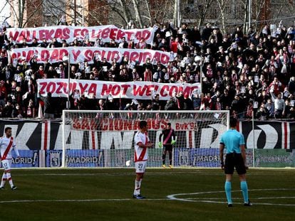 Pancartas en las gradas del Campo de Fútbol de Vallecas contra el fichaje del jugador ucranio Zozulya en 2017. 