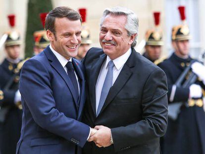 Alberto Fernández (dcha) es recibido en París por Emmanuel Macron.