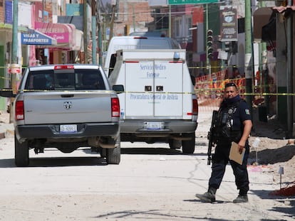Agentes resguardan el lugar de un ataque armado en Guanajuato, el pasado 12 de marzo.