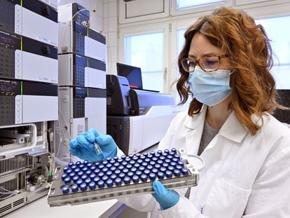 Una estudiante de doctorado con varias muestras en una laboratorio farmacéutico.